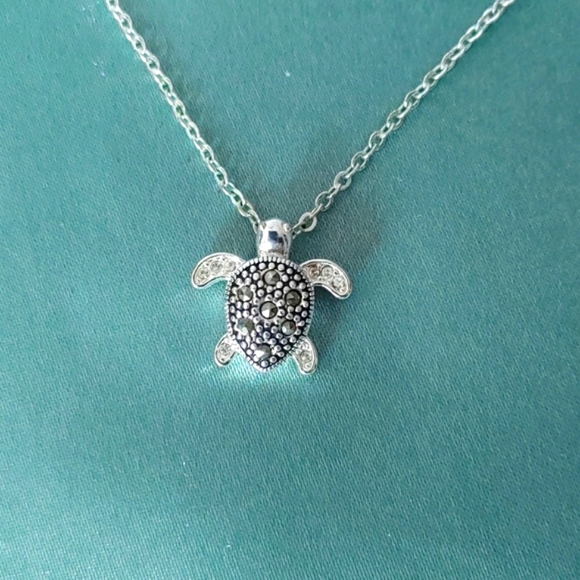 Sea turtle pendant on 17 inch rolo chain. Marcasite and cz. - Picture 1 of 4